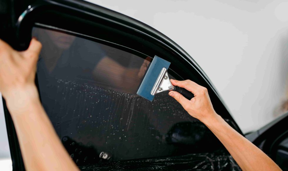 specialist-with-drier-tinting-film-installation-min specialist-with-drier-tinting-film-installation-min